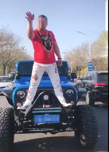 占道晒车炫视频 如此增粉代价高。无论网上网下均应严守法律底线,否则将付出相应的代价。