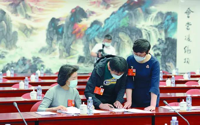 公安系统人大代表在忙什么?快来看看吧!--希望进一步完善公安民警特别是伤残公安民警的保障机制,提高人民警察优抚保障水平,增强人民警察的职业荣誉感、责任感