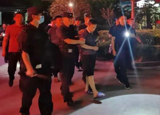 公安部A级通缉令涉黑-李小兵,鹤壁落网,集中200余名警力,警方曾10万元悬赏通缉