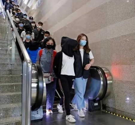 抓获犯罪嫌疑人72名。打着销售各类防疫用品的幌子进行诈骗,特大电信网络诈骗案