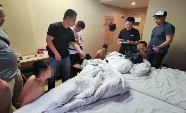 追星少年,小心“明星官方QQ号”,充值返利是陷阱!追星要有度,充值返利是陷阱,家长要加强对子女安全意识的培养,防止上当受骗