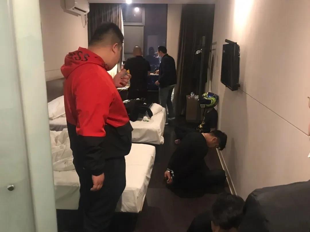 红包赌博,抢红包抢到倾家荡产,无奈报警。抓获涉案人员52名,摧毁11个犯罪团伙