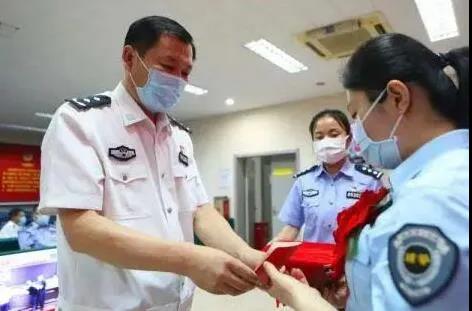 女辅警拽下轻生者 记个人三等功！