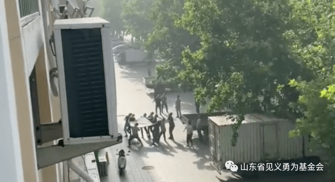 为好人祈祷! 青岛平度见义勇为大叔救跳楼女子被砸成重伤!!!