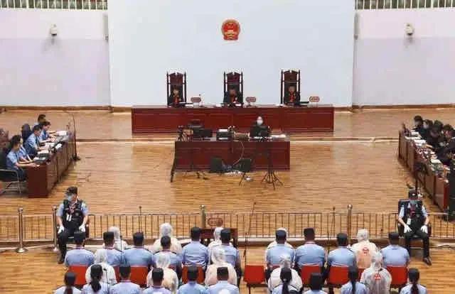 17年间组织上万人次卖淫,非法收入过亿,“黑老大”受审!