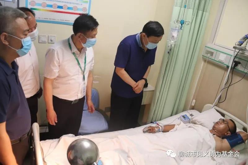 聊城市见义勇为基金会两万元善款赠高楼跳窗救人英雄