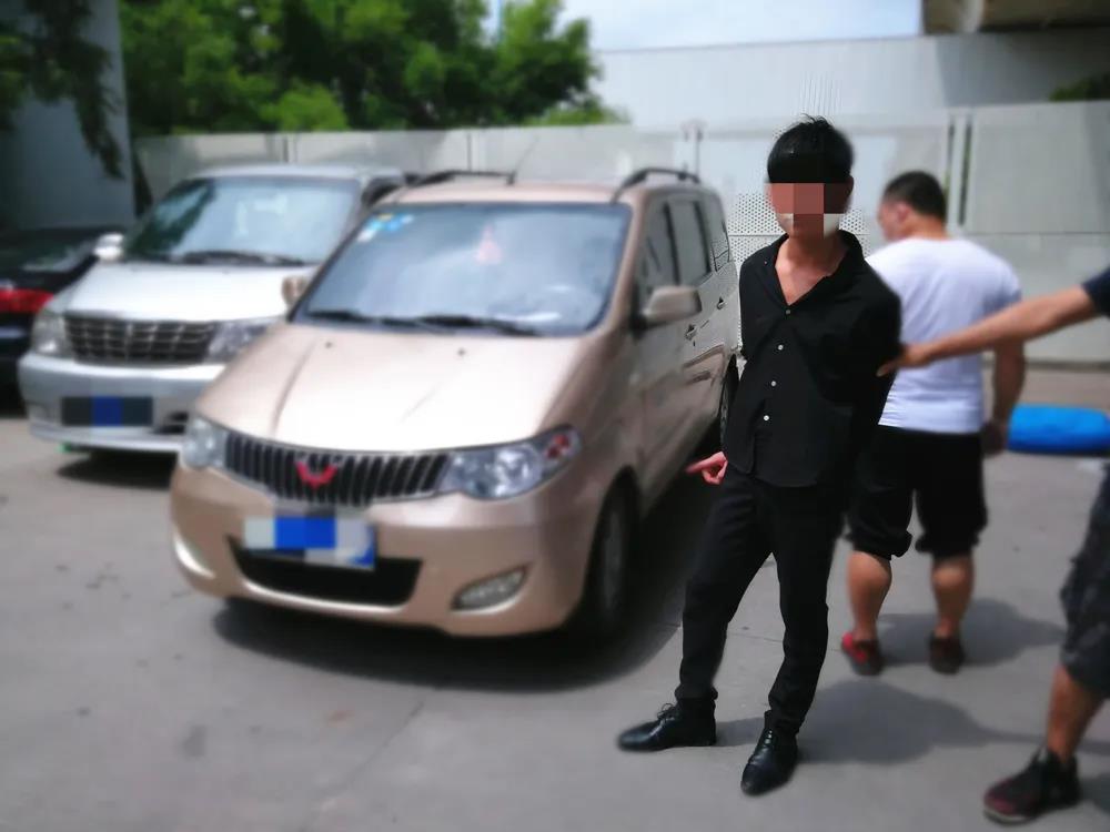 胆大包天!公然卖枪!缴获枪支3支,铅弹800余枚及枪支配件一批。