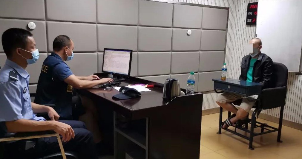 10万多虚拟微信号流入市场,网友需警惕诈骗。现场查获现金50万、手机710部…