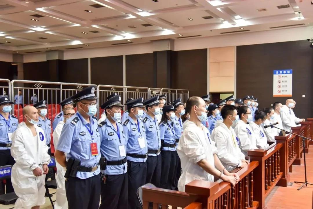 “他们贩毒就像卖大白菜一样。”被告人王承先被判处死刑,立即执行;两名骨干成员被判死缓;另有5人被判无期