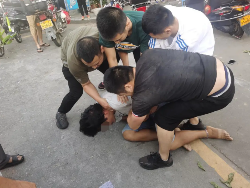 逃亡23年被抓获,警车路过肯德基时,逃犯嘟囔了一句,“我想吃汉堡”