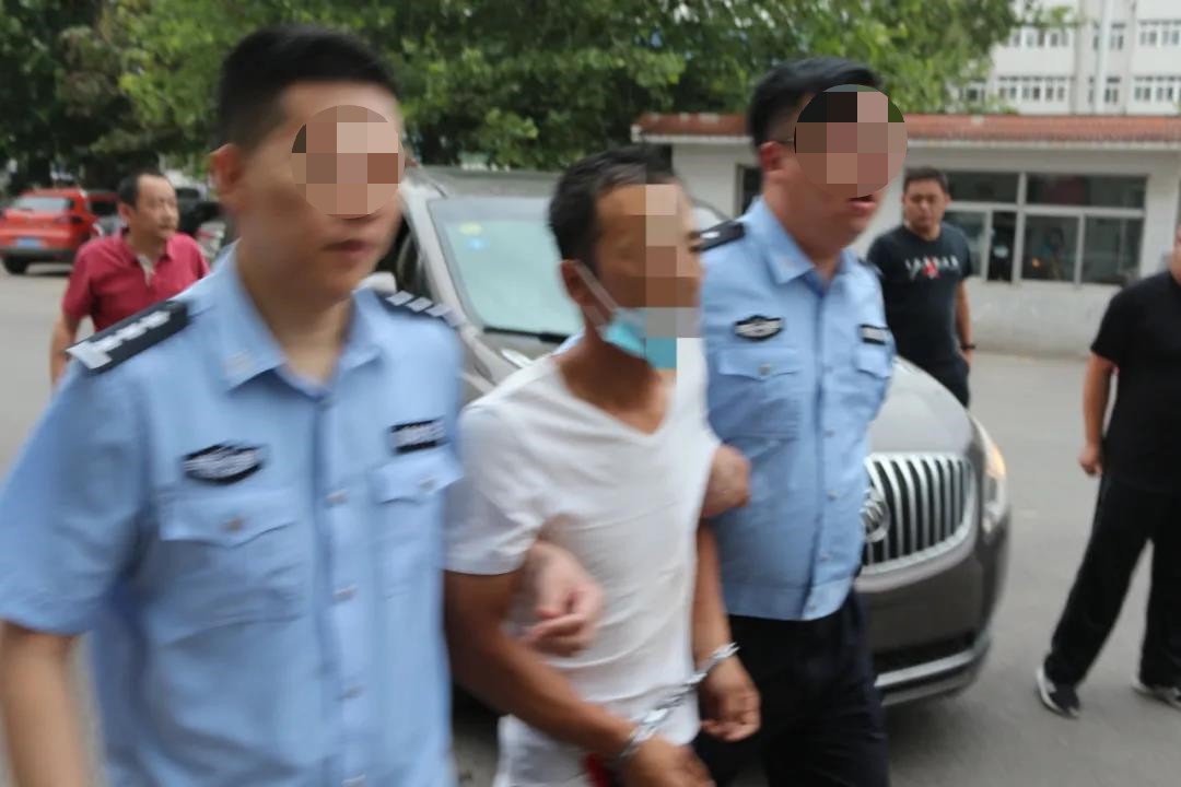 德州市公安局德城分局“98.9.25”命案积案专案组民警成功将22年前命案嫌疑人何某、王某抓获归案