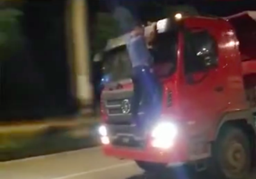 全国新闻速览 8月23日星期日,农历七月初五(超载货车顶着执法人员狂奔40公里)