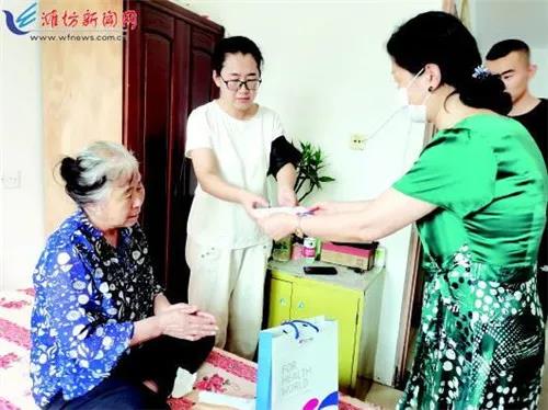 奖励现金8000元,潍坊因救人不幸离世的保安张军行被授予见义勇为称号。