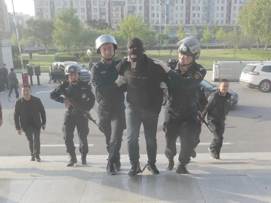 安徽省马鞍山市含山县公安局成功侦破尘封多年的“2007·5·26”故意杀人案,逃亡13年之久的两名犯罪嫌疑人被全部抓获归案