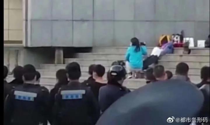 1死7伤!昆明劫匪被击毙前要求见女记者,她站出来了!【三分钟法治新闻全知道】农历腊月十一