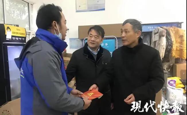 严寒天快递小哥跳河救人，获见义勇为表彰