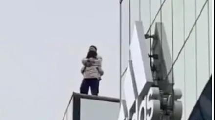 男女在三里屯相拥跳楼?警方行拘了两男一女【三分钟法治新闻全知道】