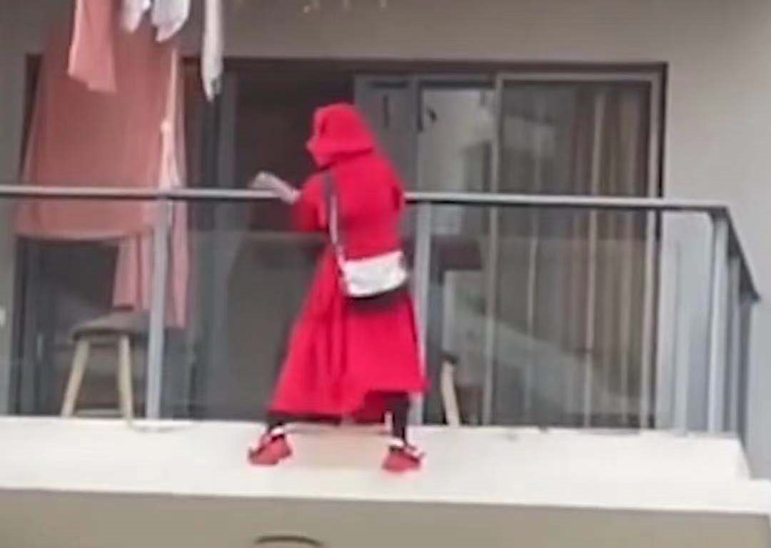 三亚女子阳台外跳舞后坠楼,警方回应【三分钟法治新闻全知道】