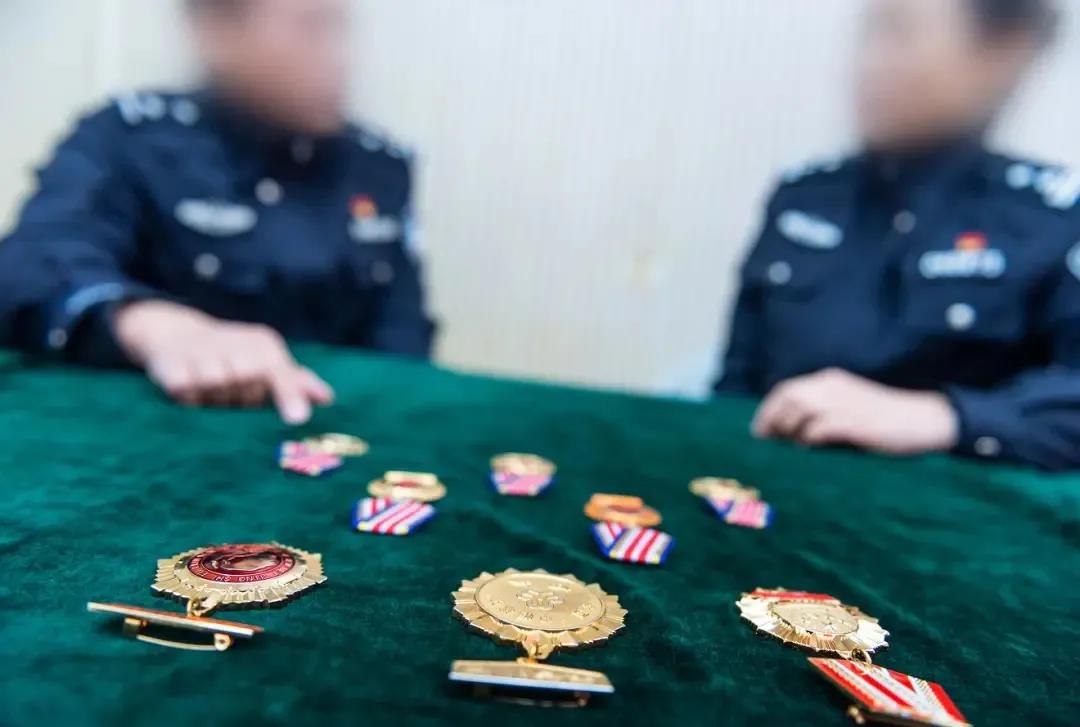 女探长扮瘾君子与毒贩交易,抓捕画面首次公开