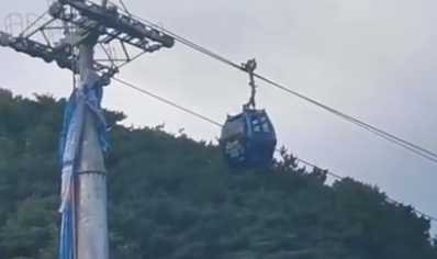 滑翔伞撞上缆车,两人坠落【三分钟法治新闻全知道】