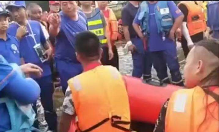 网红偷救生艇作秀谎称救人,警方介入【三分钟法治新闻全知道】