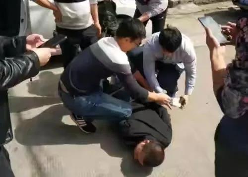 贩卖毒品冰毒4990.6克，贩卖毒品罪判处被告人死刑，剥夺政治权利终身，并处没收个人全部财产。