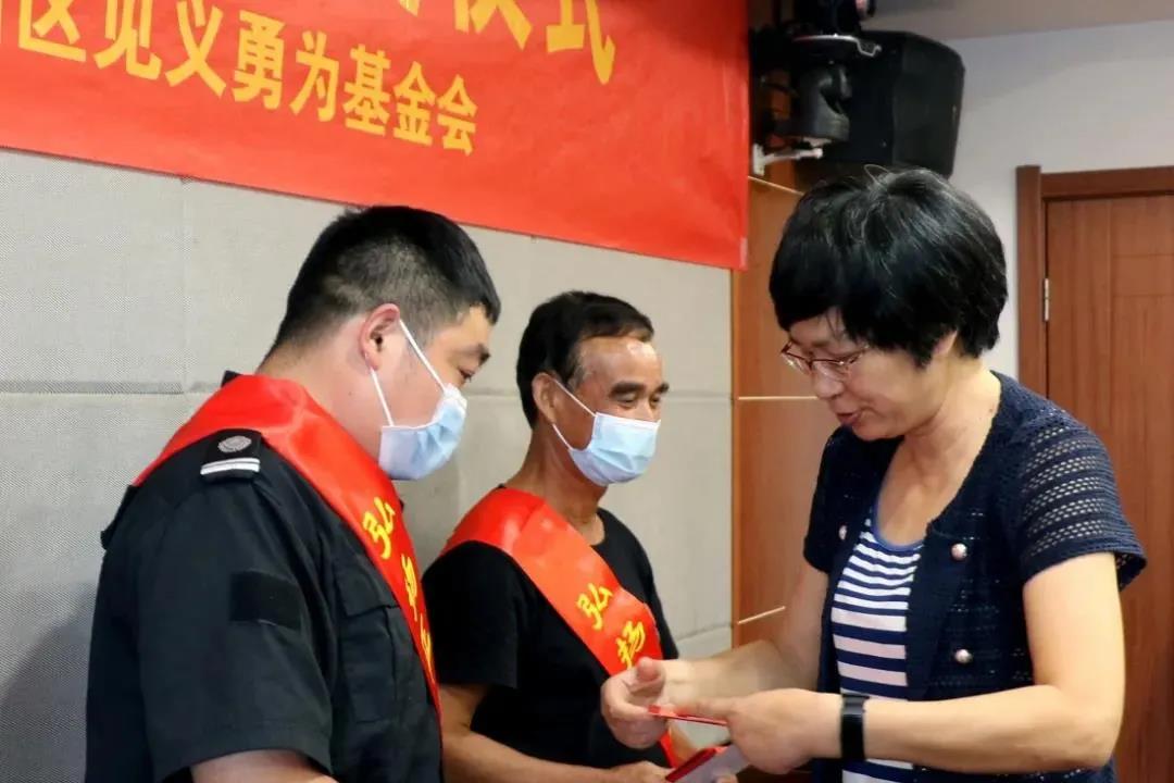跳江救人，授予华富联、李见“杭州市萧山区见义勇为积极分子”荣誉称号