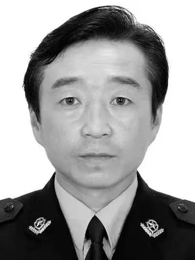 甘肃张家川县公安局城关派出所教导员张克军同志,连续加班,突发疾病,经抢救无效因公牺牲,年仅45岁。