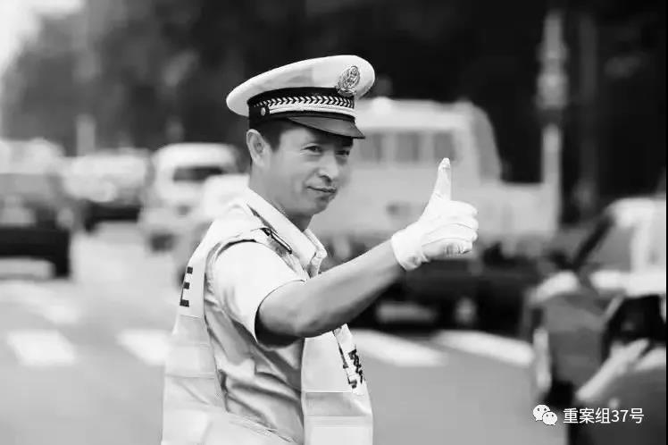 追悼青岛牺牲交警李涌,10月3日凌晨,李涌在高速公路巡查,对涉嫌酒驾的司机进行盘查。在处置过程中,为保护拒不配合的驾驶人安全,李涌从高速公路立交桥坠下牺牲。