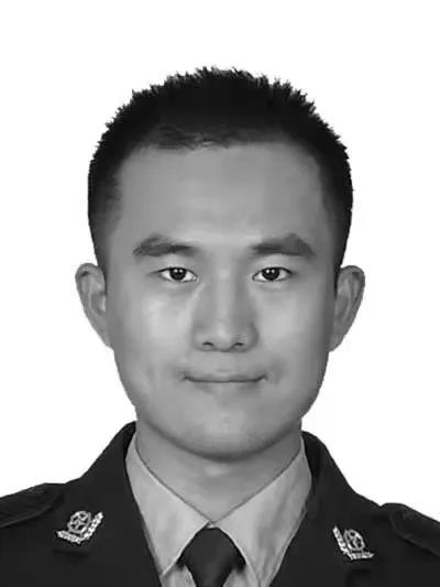 袁华,28岁民警在押解途中遭遇交通事故,因公殉职