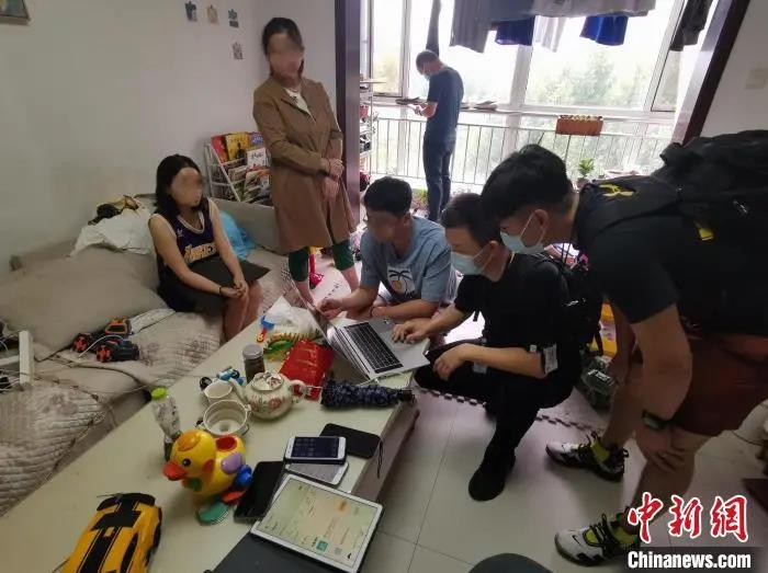 夫妻卖盗版《扫黑风暴》月入7万,逮捕了!