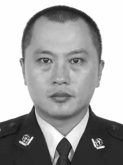 2021年11月16日18时46分许,一级警长李鲲龙,在值班期间突然晕倒,抢救无效,不幸因公牺牲。