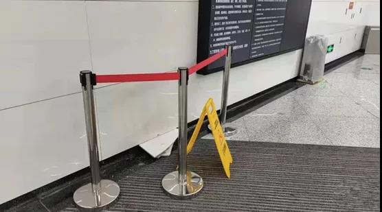 天价?乘客撞坏1块瓷砖赔1800元,成都地铁回应【三分钟法治新闻全知道】