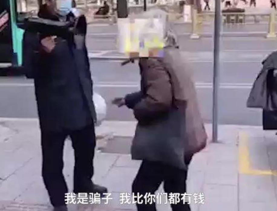 ● 边问诊边直播,医生越界了! ● 城管拿大喇叭揭职业乞讨骗局,有温度的执法最得人心