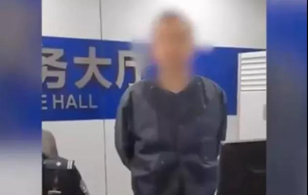 重庆一派出所副所长“态度粗暴”,被停职【三分钟法治新闻全知道】