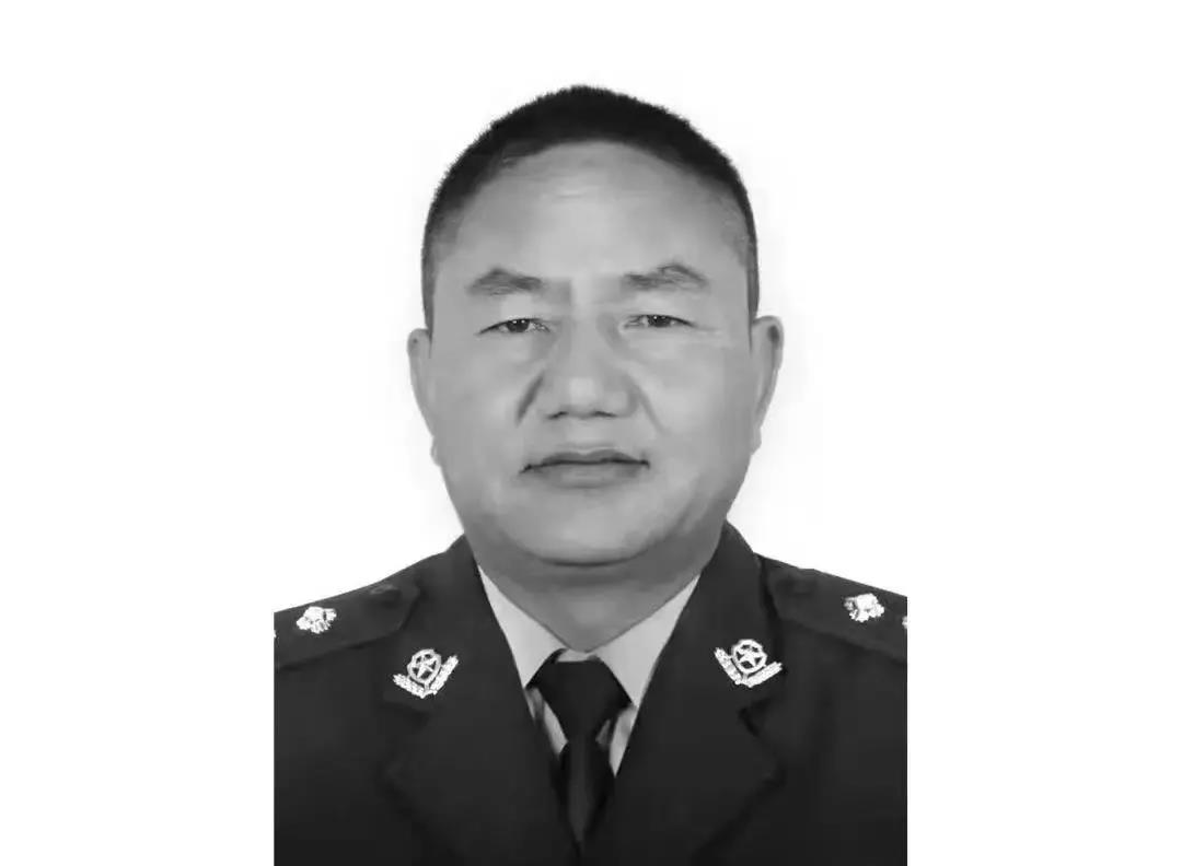 2021年12月11日,贵州交警指导员李周相同志倒在备勤室里,抢救无效。战友一路走好。