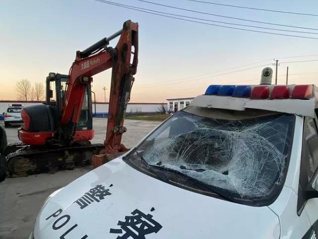 驾驶挖掘机残忍拍击民警,凶手被判死刑!【三分钟法治新闻全知道】