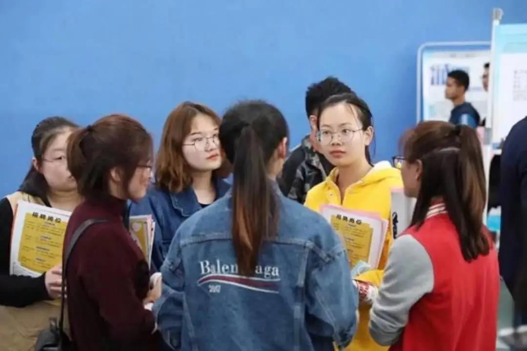 ● 党员干部要敢碰“烫手山芋” ● 00后给职场带来了什么