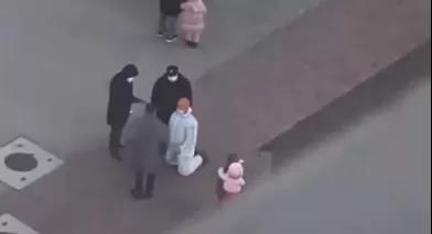 老人插队并逼志愿者下跪?真相来了【三分钟法治新闻全知道】