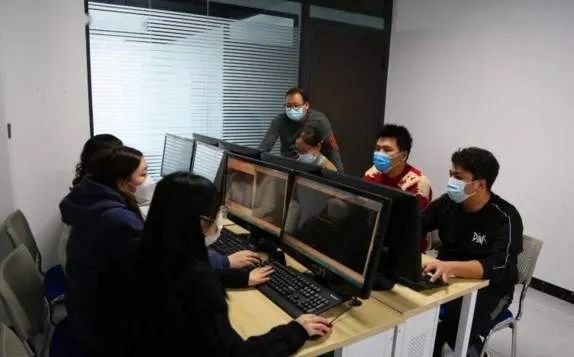 警惕以新职业名义招摇撞骗 ● 蹲坑上装秋千,公厕岂能如此玩“花样”